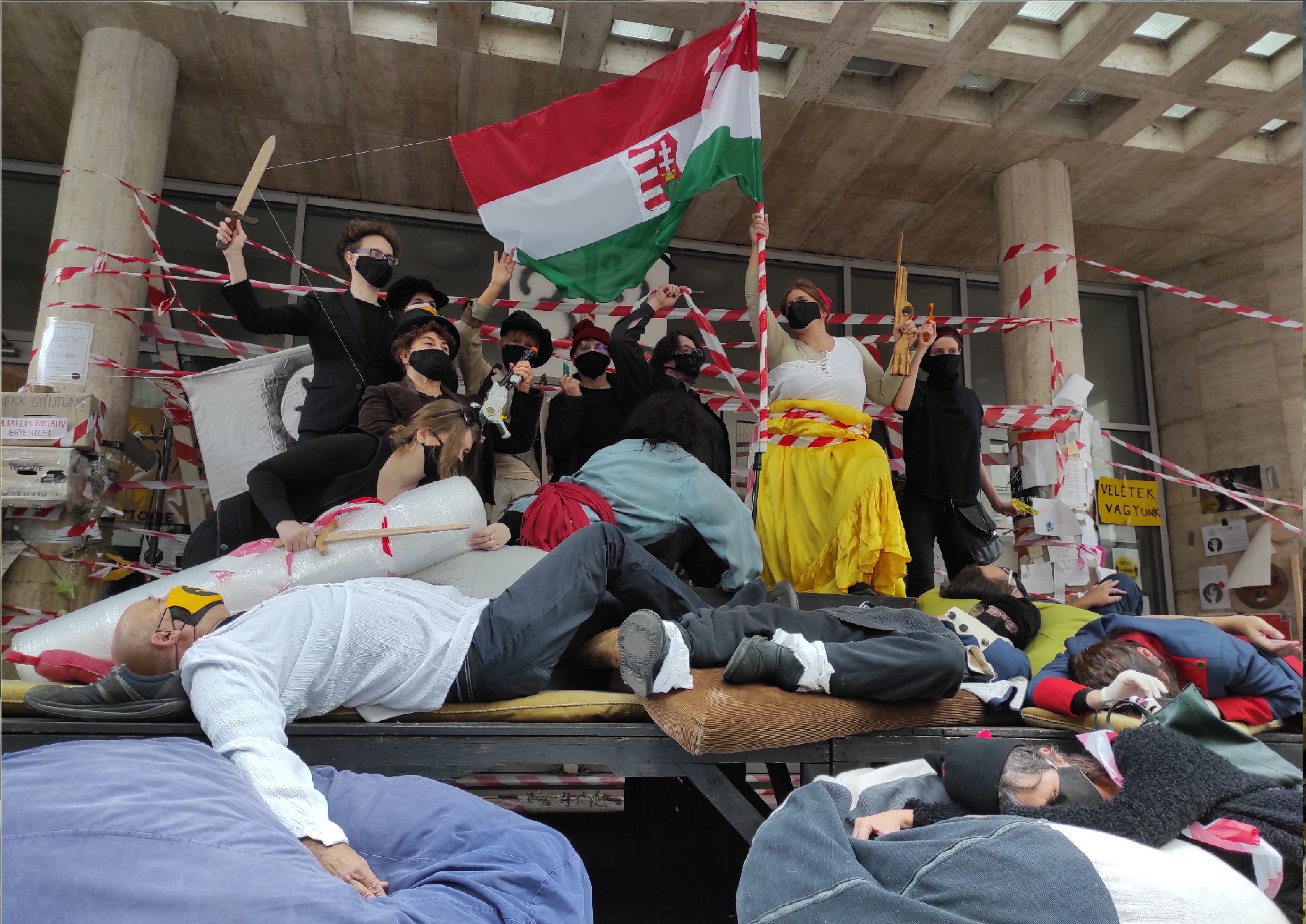 Une Liberté guidant le Peuple à taille humaine en soutien au mouvement